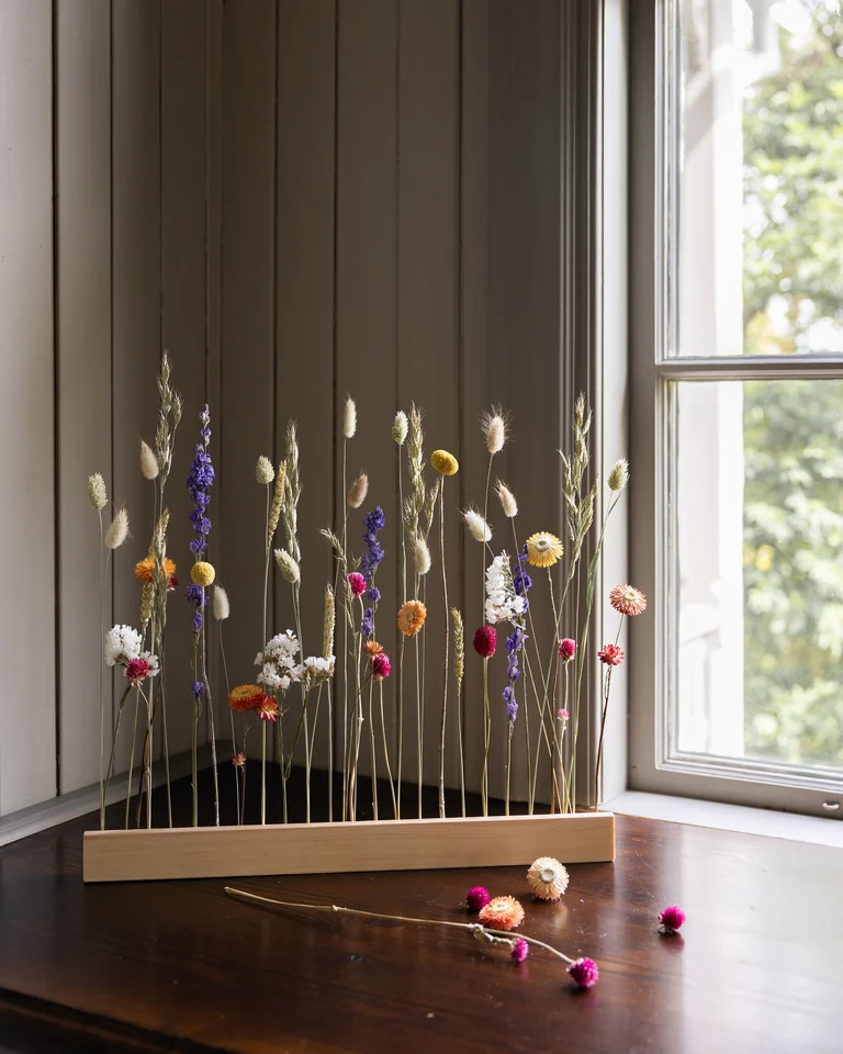Blomlist med torkade sommarblommor packad som gåva