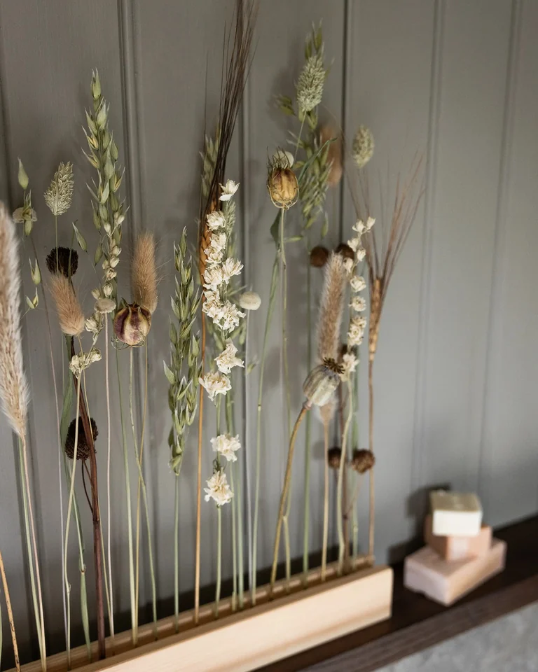 Refill med torkade blommor i dämpade naturtoner