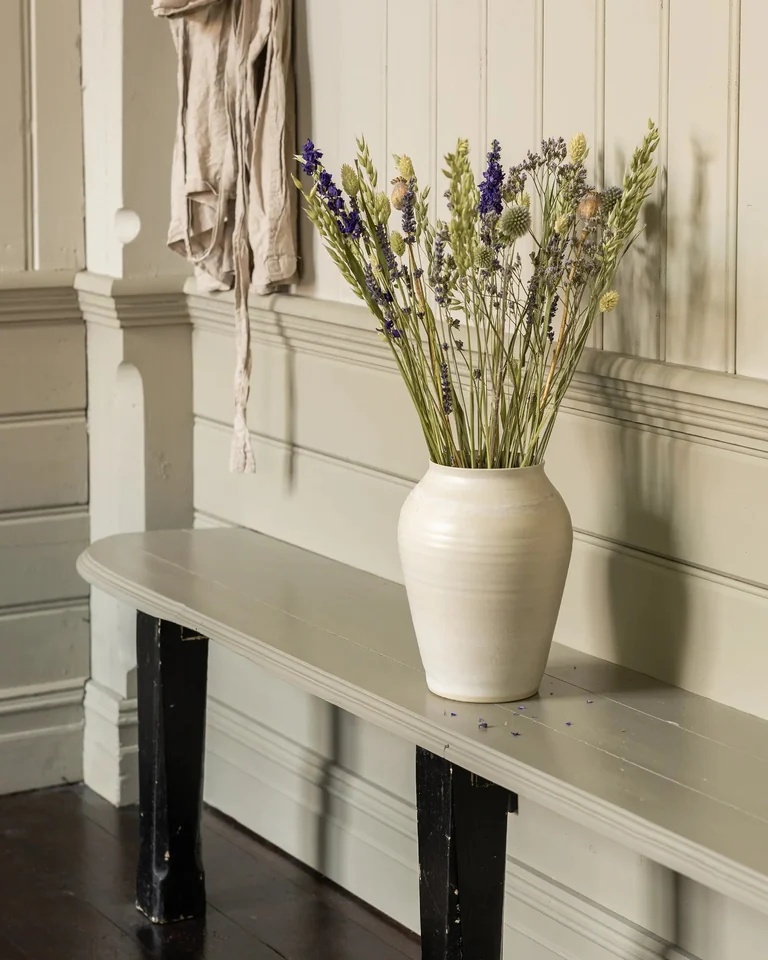 Torkad bukett med lavendel i lila toner